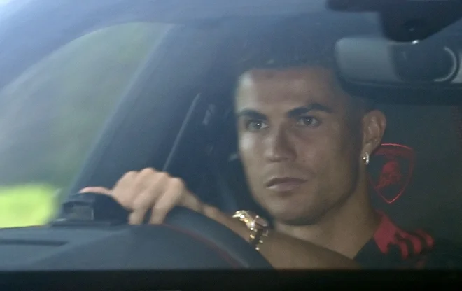 Ronaldo (na fotografiji) ob prihodu na sredin trening v klubski center v Carringtonu. FOTO: Paul Ellis Afp