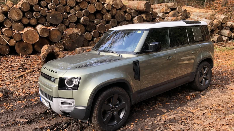 Fotografija: Avto Aktiv, ki med drugim v Sloveniji edini prodaja avtomobile znamke Land Rover (na fotografiji novi model defender), bo prešel v last madžarske skupine Wallis Automotive. FOTO: Aljaž Vrabec/Delo