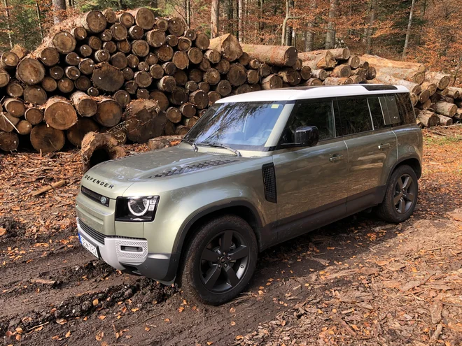 Avto Aktiv, ki med drugim v Sloveniji edini prodaja avtomobile znamke Land Rover (na fotografiji novi model defender), bo prešel v last madžarske skupine Wallis Automotive. FOTO: Aljaž Vrabec/Delo