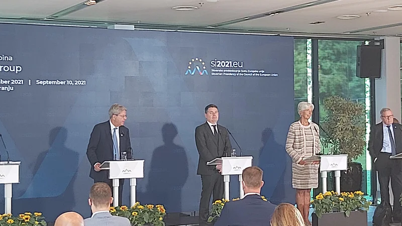 Fotografija: Novinarska konferenca po vrhu evroskupine na Brdu pri Kranju: od desne proti levi: direktor evropskega mehanizma za stabilnost (ESM) Klaus Regling, predsednica ECB Christine Lagarde, predsednik evroskupine Paschal Donohoe in evropski komisar za gospodarstvo Paolo Gentiloni. FOTO: Miha Jenko