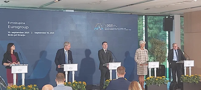 Novinarska konferenca po vrhu evroskupine na Brdu pri Kranju: od desne proti levi: direktor evropskega mehanizma za stabilnost (ESM) Klaus Regling, predsednica ECB Christine Lagarde, predsednik evroskupine Paschal Donohoe in evropski komisar za gospodarstvo Paolo Gentiloni. FOTO: Miha Jenko
