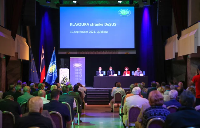 Enotna odločitev klavzure Desusa je, da zakonov o demografskem skladu, zdravstvenem varstvu in zdravstvenem zavarovanju ter dolgotrajni oskrbi v taki obliki ne podpirajo. FOTO: Matej Družnik/Delo