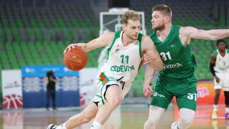 Fotografija: Jaka Blažič (z žogo) bo poskušal uspešno reprezentančno in klubsko leto nadgraditi še z uspešnim začetkom sezone 2021/22. FOTO: Cedevita Olimpija