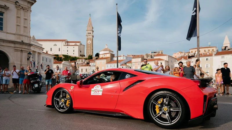 Fotografija: Ferrariji v Piranu. FOTO: Arin Rapus