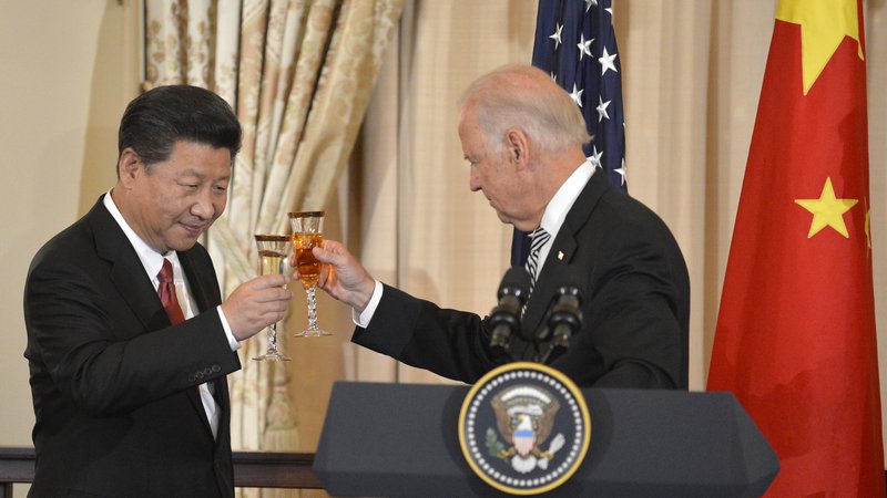 Fotografija: Kitajski predsednik Xi Jinping in njegov ameriški kolega Joe Biden včeraj sicer nista nazdravila, sta se pa po sedmih mesecih prvič pogovarjala po telefonu. FOTO: Mike Theiler/Reuters