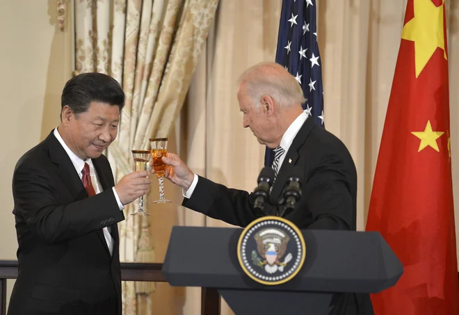 Kitajski predsednik Xi Jinping in njegov ameriški kolega Joe Biden včeraj sicer nista nazdravila, sta se pa po sedmih mesecih prvič pogovarjala po telefonu. FOTO: Mike Theiler/Reuters