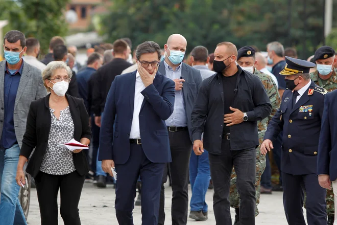 Predsednik Severne Makedonije Stevo Pendarovski si je tudi ogledal pogorišče. FOTO: Ognen Teofilovski/Reuters