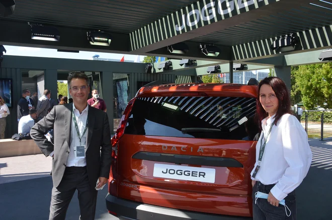 Stanislas de Sury in Andreea Guinea, Dacia: »Jogger meri na tiste, ki so vozili logana MCV, lodgyja ali dokkerja.«<br />
FOTO: Gašper Boncelj