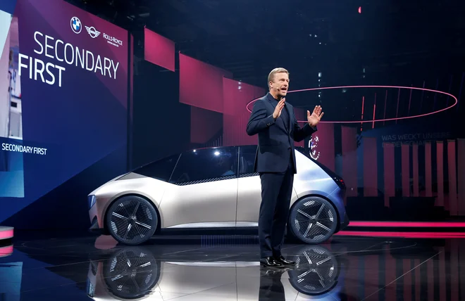 Šef BMW Oliver Zipse ob študiji i vision circular o pomenu reciklaže<br />
FOTO: Michaela Rehle/Reuters