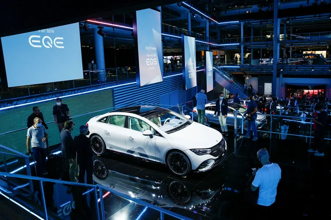 Mercedes EQE je nova limuzina v električni družini znamke.<br />
FOTO: Michaela Rehle/Reuters