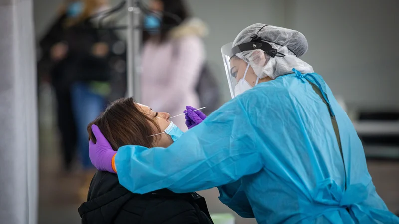 Fotografija: Avgusta bi bilo v evidencah okoli 150 okuženih več, če bi prišli na potrditveno testiranje. Rezultat o okužbi se sicer vpiše v centralni register podatkov o pacientih, a to še nič ne pomeni, saj takega posameznika nič ne obvezuje k samoizolaciji. FOTO: Voranc Vogel