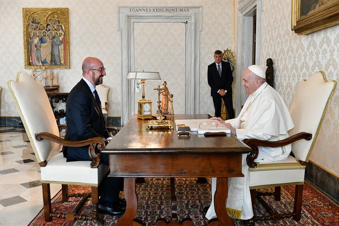 Papež in Michel sta posebno pozornost namenila beguncem iz Afganistana. FOTO: Vatikan media/AFP