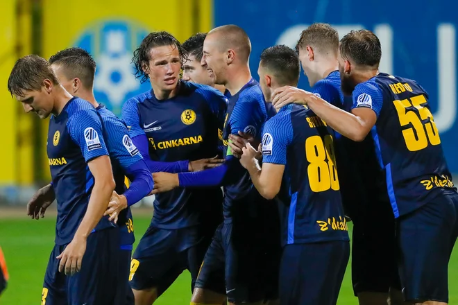 Celjski nogometaši se veselijo druge zaporedne zmage. FOTO: Leon Vidic/Delo