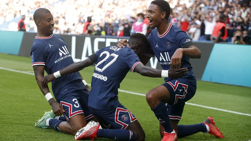 Fotografija: Idrissa Gueye in soigralci so takole proslavili četrti gol PSG. FOTO: Christian Hartmann/Reuters