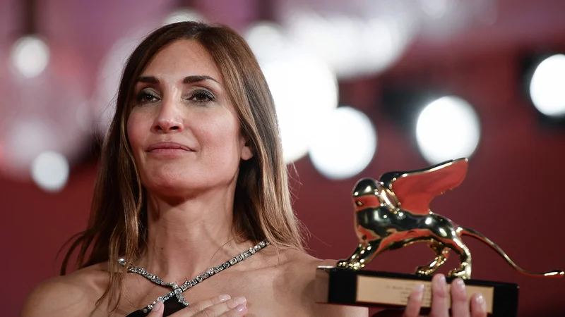 Fotografija: Film ustvarila z jezo, željo, srcem, razumom in velikim angažmajem, je ob prevzemu nagrade povedala Audrey Diwan. FOTO: Filippo Monteforte/AFP