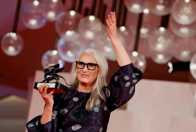 Srebrnega leva za režijo je prejela novozelandska scenaristka, producentka in režiserka Jane Campion za film The Power of the Dog (Moč psa). FOTO: Yara Nardi/Reuters