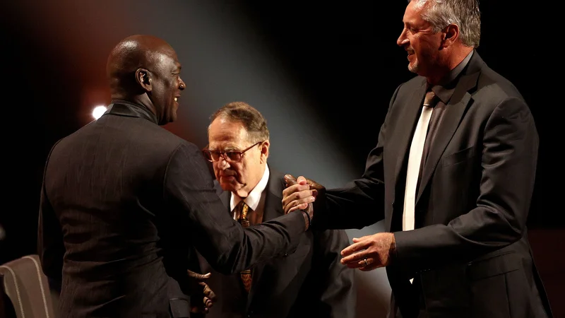 Fotografija: Pozdrav legend: Kukoč in Jordan v dvorani Symphony Hall v Springfieldu. Jordan se je za slavnostni dogodek letos »ogreval« ravno v Kukoćevi domači Dalmaciji. FOTO: Maddie Meyer/AFP