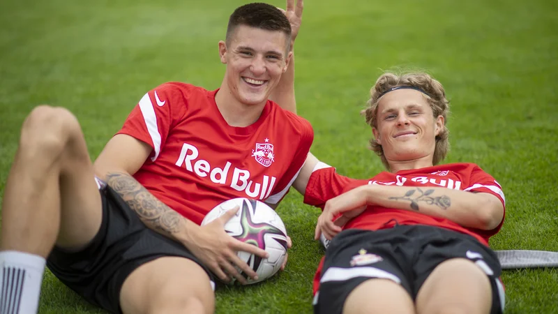 Fotografija: Šeško (na fotografiji levo) med treningom s soigralci. FOTO: FC Red Bull Salzburg/Getty Images