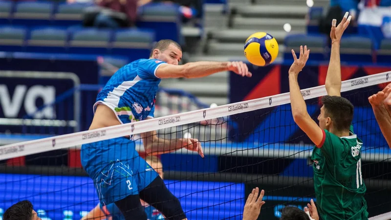 Fotografija: Alen Pajenk (na fotografiji levo) opozarja na vedno boljše sosede, ki bodo tekmeci Slovencev v osmini finala. FOTO: Cev