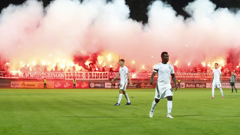 Fotografija: Navijači Mure so obeležili 30-letnico svojega delovanja na značilen način in se na koncu veselili še zmage. FOTO: Leon Vidic/Delo