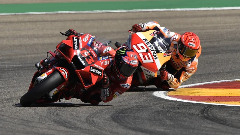 Fotografija: Francesco Bagnaia (levo) je v zadnjih krogih odbil številne napade Marca Marqueza. FOTO: Pablo Morano/Reuters