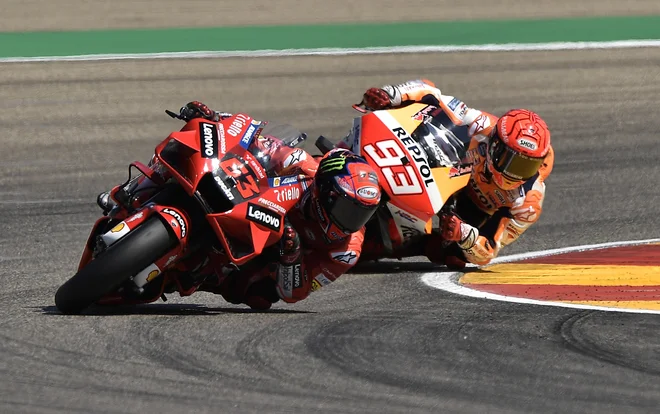 Francesco Bagnaia (levo) je v zadnjih krogih odbil številne napade Marca Marqueza. FOTO: Pablo Morano/Reuters