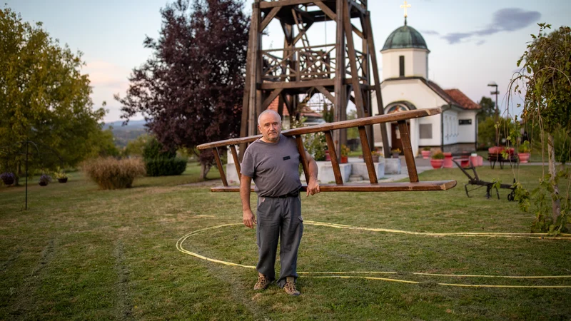 Fotografija: Miladina Đurđevića, ki ureja okolico cerkve v vasi v bližini Loznice skrbi, v kakšnem okolju se bodo znašli, ko bodo namesto spokojnih sosednjih vasi in gozdov iz svojih domov gledali na opustel siv rudnik. FOTO: Voranc Vogel/Delo
