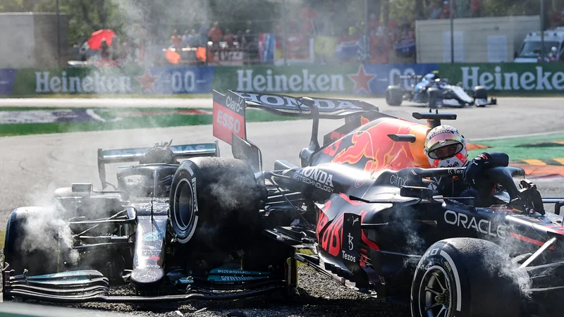Fotografija: Max Verstappen zapušča svoj dirkalnik po trčenju z Lewisom Hamiltonom. FOTO: Andrej Isaković/AFP