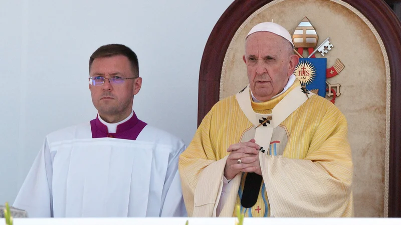 Fotografija: Papež Frančišek je bil tokrat v Budimpešti na prvi turneji po operaciji in dvomesečnem okrevanju. FOTO: Tiziana Fabi/AFP