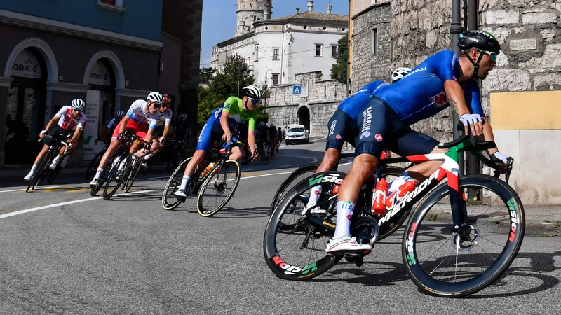 Fotografija: Tadej Pogačar (v sredini) v ključnih trenutkih ni mogel slediti novemu evropskemu prvaku Sonnyju Colbrelliju (v ospredju) FOTO: Alberto Pizzoli/AFP