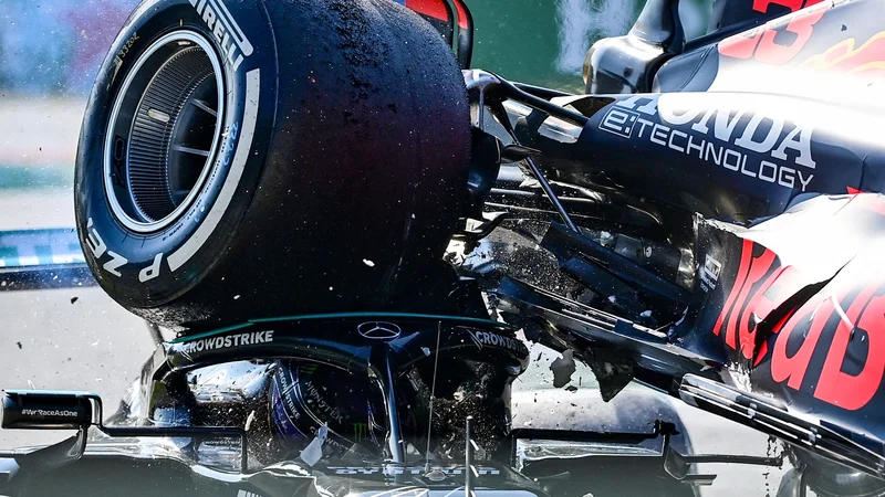 Fotografija: Lewis Hamilton je imel velikansko srečo v nesreči. FOTO: Andrej Isaković/AFP