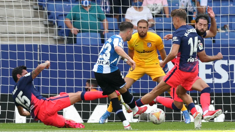 Fotografija: Takole so ob vratarju Janu Oblaku spremljali akcijo za prejeti gol Atletica Stefan Savić, Marcos Llorente in Felipe. REUTERS/Albert Gea FOTO: Albert Gea/Reuters