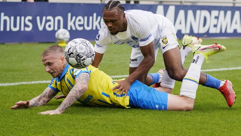 Fotografija: Belgijski napadalec Lois Openda (desno) je s soigralci v Waalwijku slavil drugo ligaško zmago v sezoni. FOTO: Roy Lazet/AFP