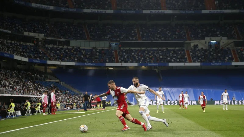 Fotografija: Vrnitev na prenovljeni štadion Santiago Bernabeu je motivirala Karima Benzemaja in druge Realove nogometaše. FOTO: Susana Vera/Reuters