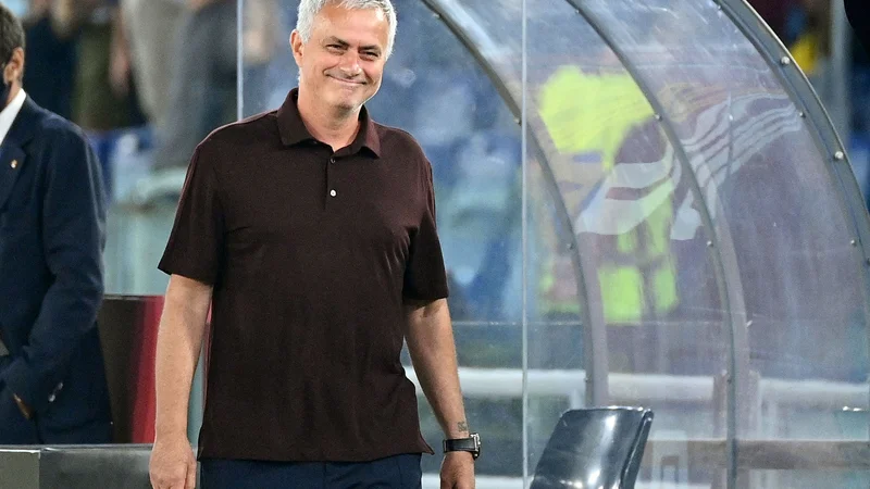 Fotografija: Mourinho (na fotografiji) v redkem trenutku sprostitve med obračunom s Sassuolom. FOTO: Vincenzo Pinto/AFP