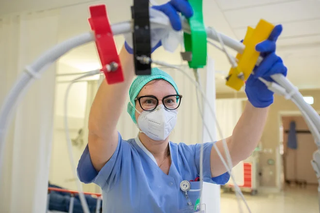 Ob 1657 PCR-testih so v nedeljo odkrili 282 novih okužb, delež pozitivnih testov je 17-odstoten, kažejo podatki sledilnika za covid-19. FOTO: Voranc Vogel/Delo