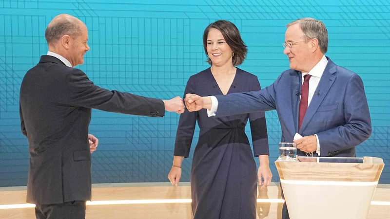 Fotografija: Olaf Scholz (SPD), Armin Laschet (CDU) in Annalena Baerbock (Zeleni) so si včeraj izmenjali kar nekaj nizkih udarcev, a po ocenah gledalcev je bil znova najbolj prepričljiv Scholz,ki mu tudi ankete kažejo najbolje.
FOTO: Michael Kappeler/AFP