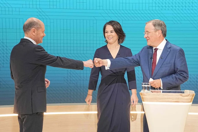 Olaf Scholz (SPD), Armin Laschet (CDU) in Annalena Baerbock (Zeleni) so si včeraj izmenjali kar nekaj nizkih udarcev, a po ocenah gledalcev je bil znova najbolj prepričljiv Scholz,ki mu tudi ankete kažejo najbolje.<br />
FOTO: Michael Kappeler/AFP