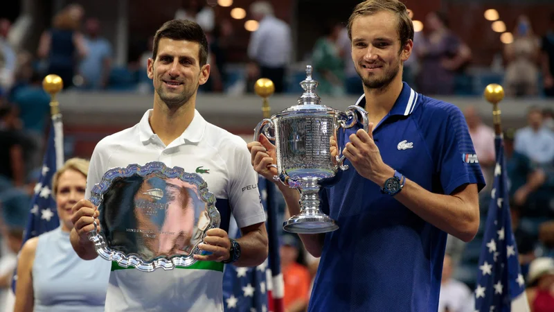 Fotografija: Danil Medvedjev (desno) in Novak Đoković sta tudi na lerstvici ATP najvišje uvrščena, a ima Srb še vedno zajetnejšo prednost pred Rusom. FOTO: Kena Betancur/AFP