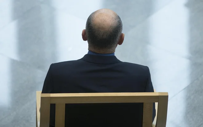 Mi smo pa vedno mislili, da naši predsedniki ne delajo nič in da igrajo fikus v pisarni predsednika vlade. FOTO: Jure Eržen/Delo