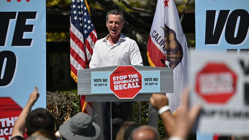 Fotografija: Kalifornijski guverner Gavin Newsom ima pred današnjim sklepom izrednih volitev na svoji strani težke topove. FOTO: Robyn Beck/AFP