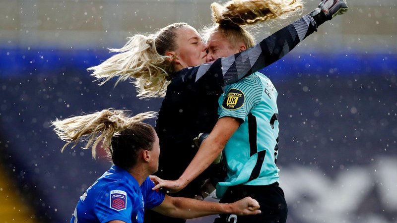 Fotografija: V zadnjem kolu ženske angleške nogometne lige sta se v Birminghamu pomerili ekipi Birmingham City proti Brighton & Hove Albionu. FOTO: Jason Cairnduff/Reuters