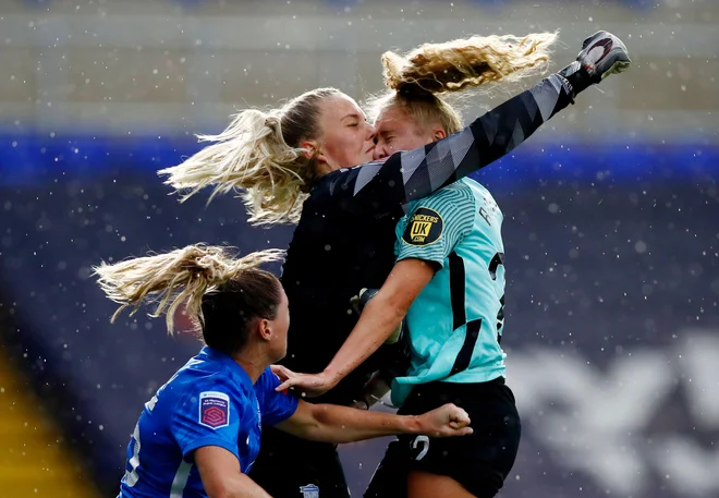 V zadnjem kolu ženske angleške nogometne lige sta se v Birminghamu pomerili ekipi Birmingham City proti Brighton & Hove Albionu. FOTO: Jason Cairnduff/Reuters