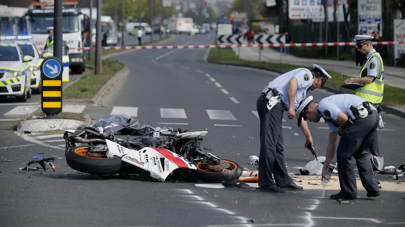 Fotografija: Nesreča motorista. FOTO: Blaž Samec/Delo