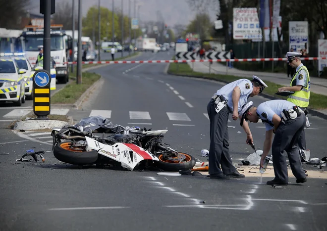 Nesreča motorista. FOTO: Blaž Samec/Delo