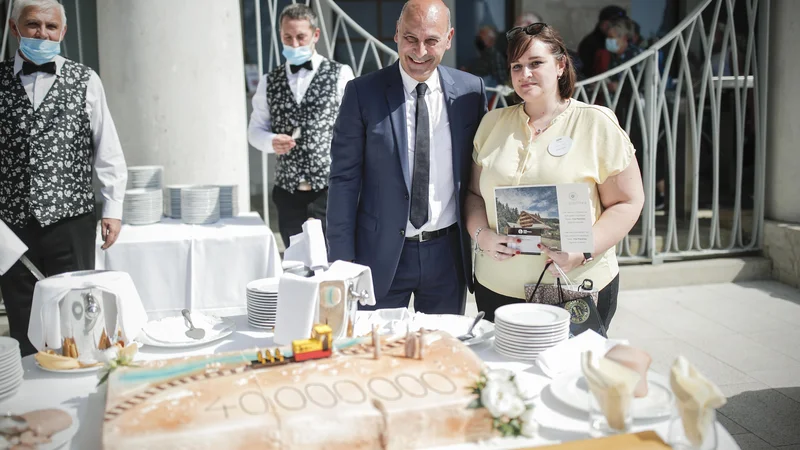 Fotografija: Marjan Batagelj, generalni direktor podjetja Postonjska jama, in 40 milijonta obiskovalka med razglasitvijo 40 milijontega obiskovalca. FOTO: Uroš Hočevar/Kolektiff