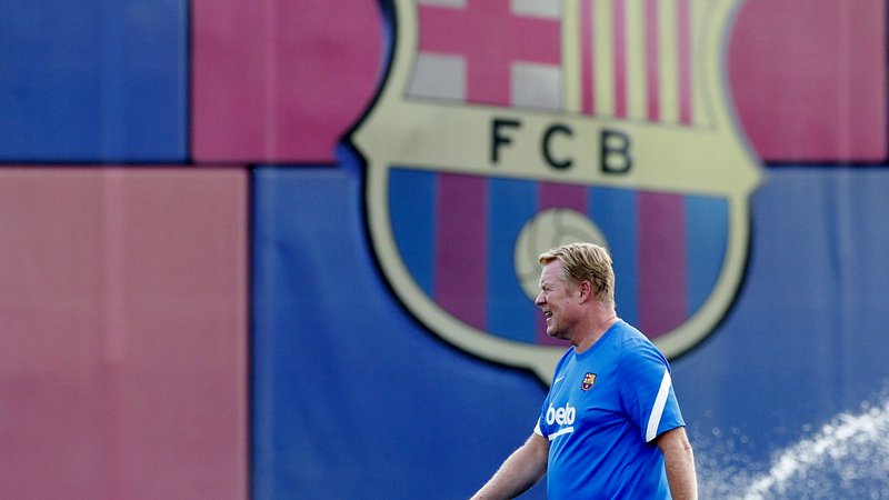 Fotografija: Trener Barcelone Ronald Koeman je pred tekmo zavrnil namigovanja, da je prišlo do spora s predsednikom Joanom Laporto. Vsa nesoglasja naj bi že zgladila. FOTO: Albert Gea/Reuters