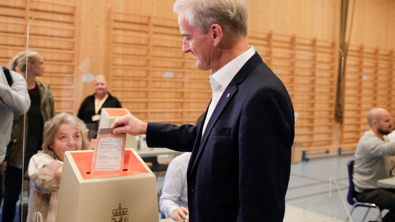 Fotografija: »Norveška je poslala jasno sporočilo: volitve kažejo, da Norvežani želijo pravičnejšo družbo,« je povedal 61-letni milijonar Jonas Gahr Støre, ki se je v volilni kampanji zavzemal za zmanjšanje družbenih neenakosti. FOTO: Javad Parsa/AFP