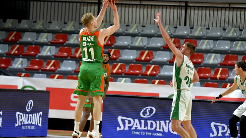 Fotografija: Slovenski reprezentant Jaka Blažič bo sezono s Cedevito Olimpijo začel v domači dvorani Stožice, kjer bo na sporedu povsem slovenski obračun s Krko in Luko Lapornikom (desno). FOTO: Cedevita Olimpija