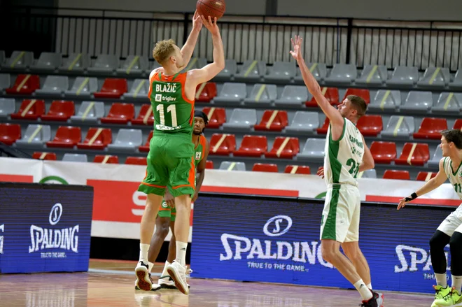 Slovenski reprezentant Jaka Blažič bo sezono s Cedevito Olimpijo začel v domači dvorani Stožice, kjer bo na sporedu povsem slovenski obračun s Krko in Luko Lapornikom (desno). FOTO: Cedevita Olimpija
